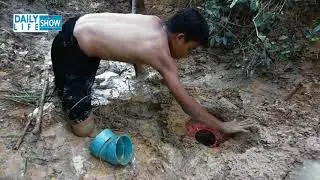 Amazing Smart Boy Build Plastic Basket and PVC Pipe Hole Eel Trap To Catch A Lot Of Eels In Cambodia