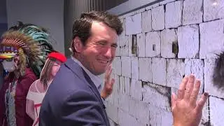 Alex Stein KISSES THE WALL To Apologize For Noticing Israeli P3DO