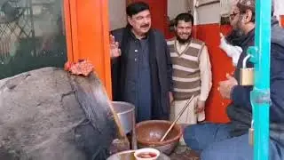 Sheikh Rasheed eating tasty Paye of Peshawar