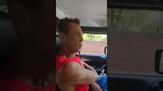 Chuck kaaswors praat met die 