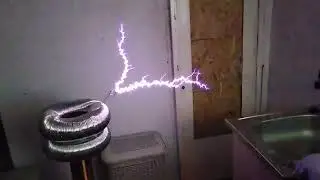 Tesla coil with interrupter