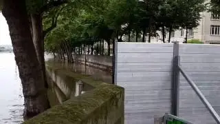 Crue de la Seine &agrave; Paris: l'eau touche les batardeaux (Flood of the Seine in Paris)