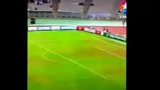 Demba Ba amazing halfway line shot|Besiktas vs Arsenal|