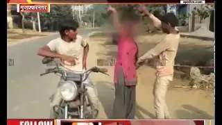 A lady openly beats eve teasers after getting frustated from them in Muzaffarnagar , UP