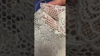 Come unire l&rsquo;angolo con il pizzo in macram&egrave; per una tovaglia