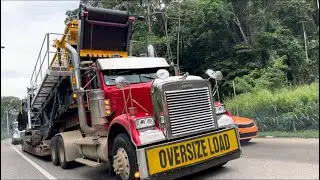 OVERSIZE LOAD - FREIGHTLINER CLASSIC / @CamionerosForever  #trucklove 😻#lowboy 