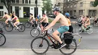 Critical Mass Wein - DJ on Bike lead the Naked Bike Ride Wien