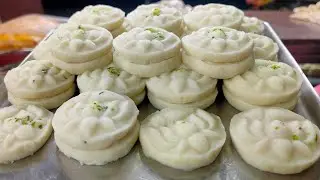 Art of shondesh making #streetfood #kolkatastreetfood #sweets #sandesh #bengalisweets #foodvlog