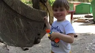 ЭКСКАВАТОР. У дяди Фёдора в гостях. Развивающее видео про жёлтый трактор. Экскаватор, бульдозер.
