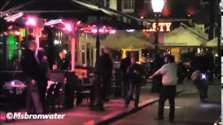 Lastige Man Daagt  Portiers Uit Om Te Vechten Op Het Rembrandtplein Amsterdam.