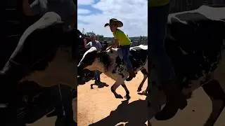 MINI COWBOY vs TOURO! 😂 #Rodeio #Shorts#viral