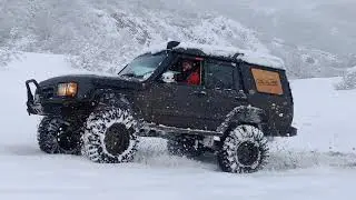 land rover discovery extreme off-road in snow