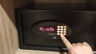 Using electronic locker in the hotel