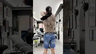 Эта татуировка на спине определенно стоила 7 тысяч долларов.