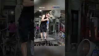 Gương mặt biến dạng của &ldquo;ho&agrave;ng tử ếch&rdquo; Trung Quốc 30 năm thổi thủy tinh #docvithegioi #tintuc #news