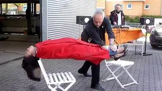 Zauberer Franz lässt eine Frau schweben im Autohaus Diamant, Mainz