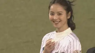 【女優の佐々木希さん】かわいすぎて失神しそうな始球式