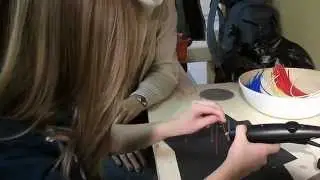 Teenage Girls Doodling with a 3D Printing Pen | Les Adolescentes avec un Stylo d'Impression 3D