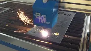 Mesa CNC corte Plasma BlueMac Machines, cortando brida.