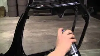 Сборка Cafe Racer: Часть 21: Покраска рамы с использованием краски VHT Roll Bar