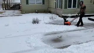 Wen electric snow blower action