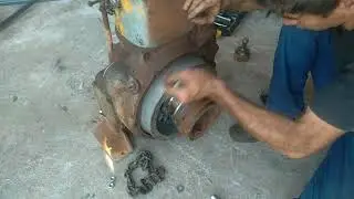 Colocando a polia no motor agrale polia adaptada e fazendo uma chave de aperto