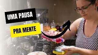 Lavando louça em silêncio/ para desligar do mundo