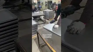 How is an aluminum metal baking tray produced in factory?