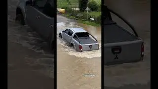 Smart Way to Cross&hellip;💡👏🏼 #Reverse #BackwardsTechnique #FloodedRoad #RiverCrossing #Smart #WellDone