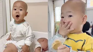【超萌双胞胎】两个在轻轨上偷吃东西的小可爱，手里的小饼干惦记了一路!【西西和柚柚呀】#funny #cutebaby #萌娃 #搞笑