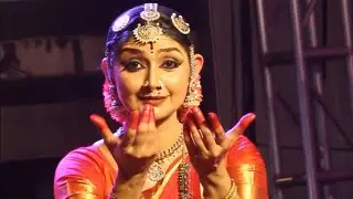 പത്മനാഭസ്വാമിയുടെനടയിൽ 💫നടി ദിവ്യ  ഉണ്ണിയുടെ ക്ലാസിക്കൽ ഡാൻസ്  പെർഫോമൻസ്@divyaaunni#youtubeshorts 