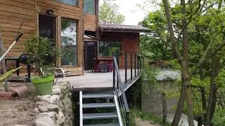 CONCEPT METAL LEROUX ll Terrasse m&eacute;tallique suspendu avec plancher bois et garde corps c&acirc;bles inox