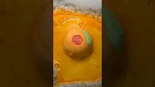 We Put the Whole Fruit In bath bomb | Lush Cosmetics 🍊💚