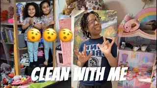 Clean the twin&rsquo;s toy room with me!
