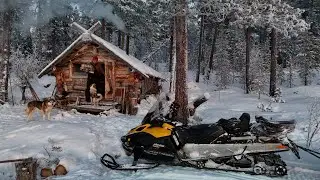 в мороз в избушке, ловлю куницу, провалился под лёд в ручей...