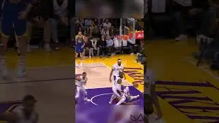 Moses Moody 抓 Anthony Davis 的腿之後被吹一級惡性犯規 #shorts｜勇士 vs 湖人 2022-23 NBA 賽季 季後賽 第三戰｜2023 5/7
