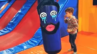 Я с братьями прыгаю в батутном клубе.
