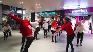 FLASHMOB: Lääkiksen speksi Iso Omenassa ja Redissä