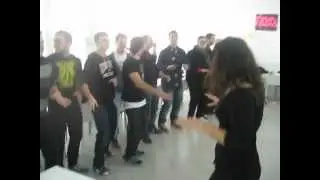 Baile de Grease en clase de pl&aacute;stica