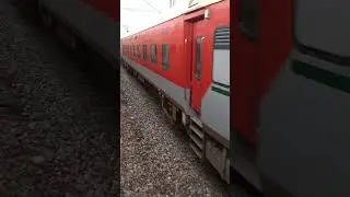 22453 Rajyarani SF Exp crossing with 15044 Kgm - LJN Exp at Roza Jn 🚉⚡