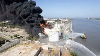 A firefighter killed by a fire in a fuel depot in Colombia