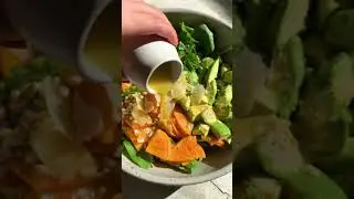 the best thanksgiving salad 🥗#shorts #persimmon #avocado #thanksgivingrecipes