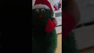singender und tanzender weihnachtsbaum