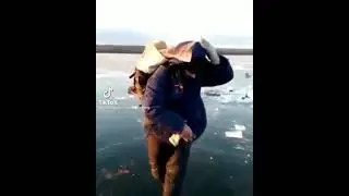 рыба хвостом бьет рыбака по голове 