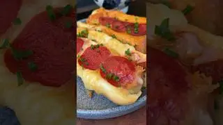 Pizza dog ! Hab&iacute;as imaginado una pizza sobre un hotdog?  #hotdog #pizzalover #snack #pizzadog