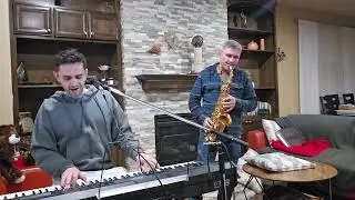 Fireplace Jam: вокал на клавишных и мягкий саксофон.
