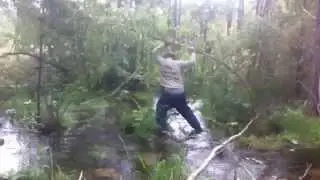 Skoj.se - Han ska hoppa &ouml;ver en lite b&auml;ck - Det g&aring;r inte riktigt som han t&auml;nkt sig.