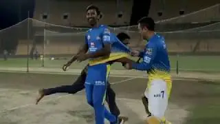 See how MS DHONI fan breached security to Meet him while practicing for CSK what happenedis hilariou