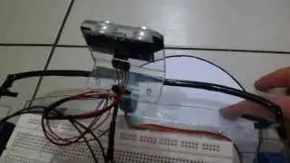 Robot Arduino Ultrasonico 2.0 evade obstáculos y busca el objeto blanco en el suelo