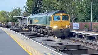 Classic crossover &ldquo;Locomotive and Carriage Institution&rdquo; 66716 4E39 meets empty 66567 4L09 27/9/2025